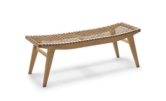 Klismos Bank von Knoll International: Holzbank mit geflochtener Sitzfläche, modernes Möbeldesign.